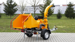 Buschholzhäcksler mit Benzinmotor auf gebremstem Fahrgestell montiert  LS 100/27 CB